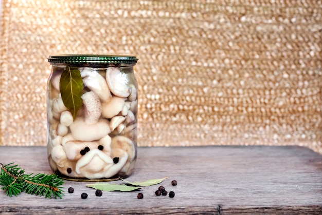 Marinierte Suillus-Pilze im Glas