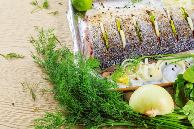 Marinierter Fisch mit Zitrone und Zwiebelgericht im Ofen