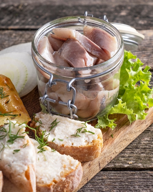 Marinierter Hering mit Zwiebeln in einem Glas. Nahansicht