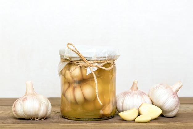 Marinierter Knoblauch in einem geschlossenen Glas