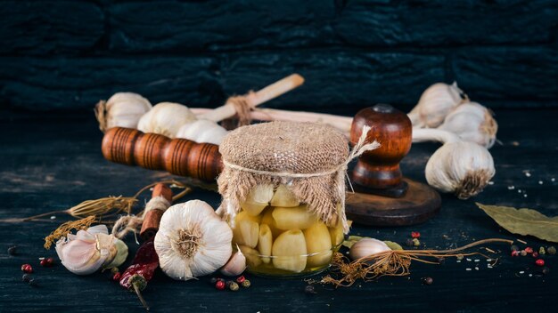 Marinierter Knoblauch in einem Glas Lebensmittelvorräte Ansicht von oben Auf einem hölzernen Hintergrund Kopieren Sie Platz