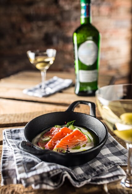 Marinierter Lachs mit Sahnegurke und Dill in der Pfanne mit Aperitif