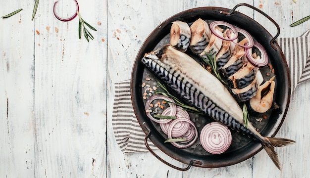 Marinierter Makrelen- oder Heringsfisch mit Gemüse und Zwiebeln. Mediterranes Essen, Vorspeise, Meeresfrüchte, Fisch kochen. Banner, Menü, Rezeptplatz für Text, Draufsicht