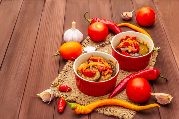 Marinierter Salat mit eingelegtem Gemüse: Auberginen, Karotten, Paprika, Tomaten, Knoblauch