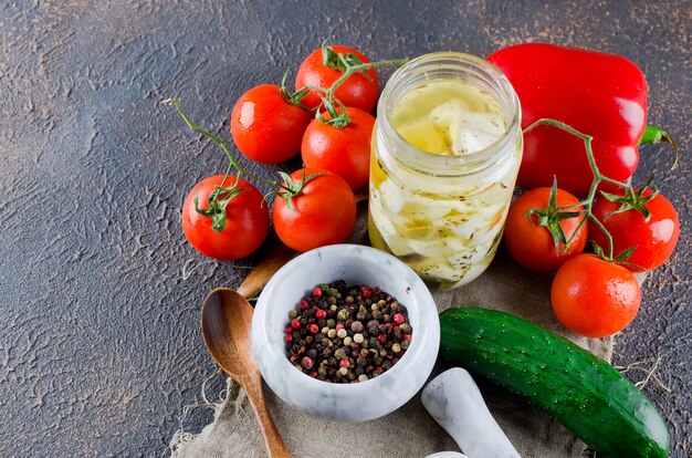 Marinierter würziger Feta in einem Glas und Gemüse für Salat.