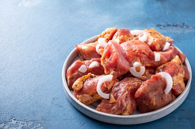 Mariniertes Fleisch mit Zwiebeln und Gewürzen