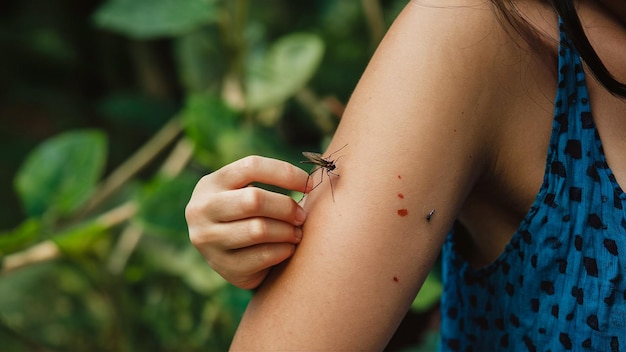 una mariposa en el brazo de una chica