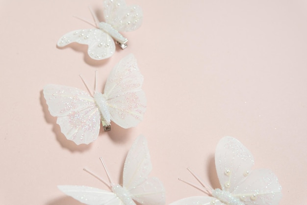 mariposas blancas hechas a mano sobre un banner de fondo rosa pálido espacio libre para texto