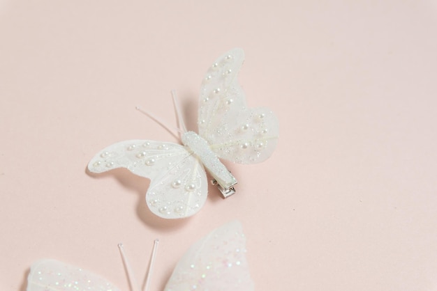 mariposas blancas hechas a mano sobre un banner de fondo rosa pálido espacio libre para texto