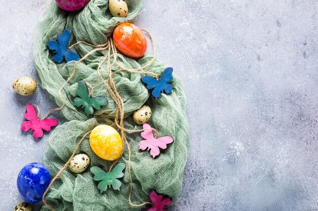 Mariposas de colores de madera con huevos de pascua