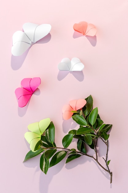 Mariposas de origami multicolores desde arriba