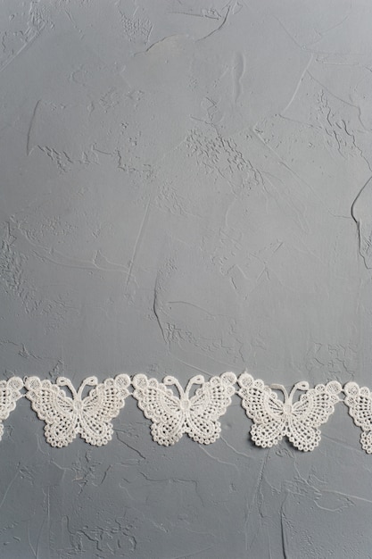 Mariposas textiles sobre fondo gris