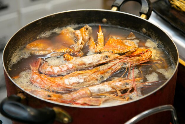 Marisco japonês e sopa de camarão em um mercado de comida de rua em Osaka, Japão