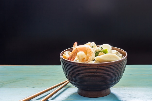 marisco sukiyaki en un tazón de madera