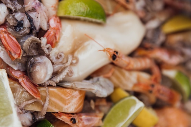 Mariscos para asar a la parrilla en un restaurante