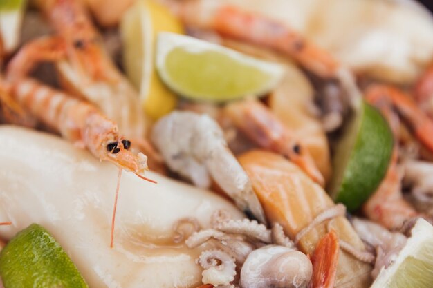 Mariscos para asar a la parrilla en un restaurante