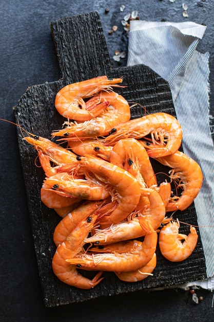 Mariscos camarones frescos langostinos cocidos listos para comer sirviendo en un plato