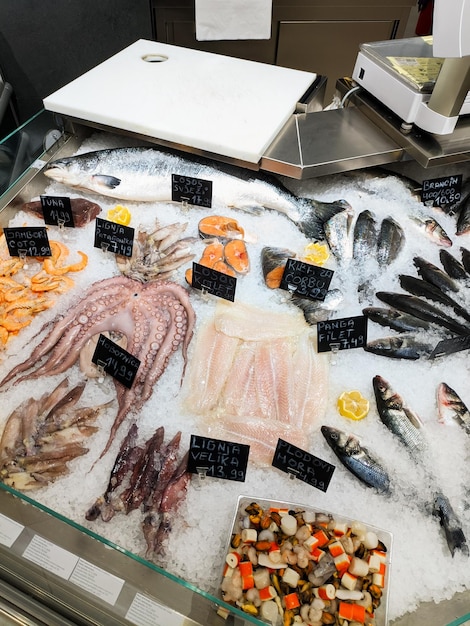 Los mariscos se encuentran en el hielo en el mostrador de un supermercado