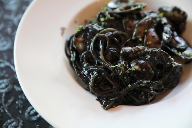 Mariscos espaguetis con tinta de calamar, comida italiana