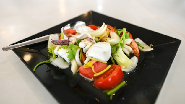 Mariscos en forma de ensalada picante.