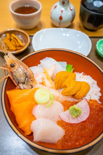 Mariscos frescos en el mercado de pescado de Hakodate, Hokkaido, Japón