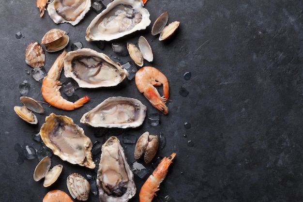 Mariscos frescos en la mesa de piedra