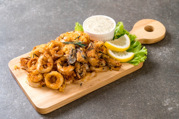 mariscos fritos (calamares, camarones, mejillones) con salsa