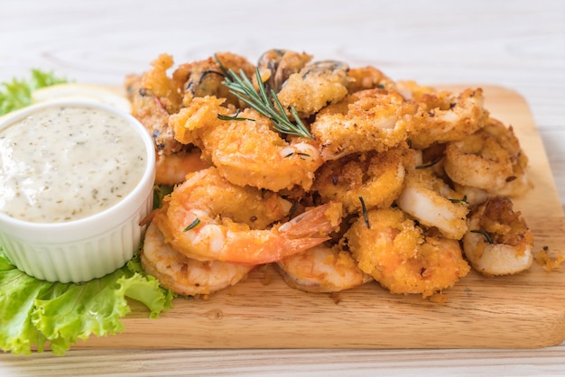 mariscos fritos (calamares, gambas, mejillones) con salsa