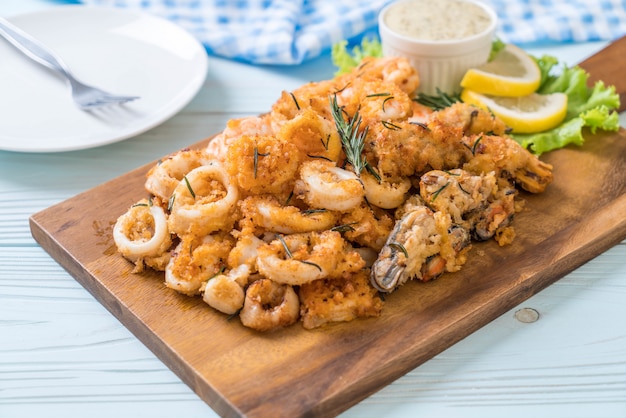 mariscos fritos (calamares, gambas, mejillones) con salsa