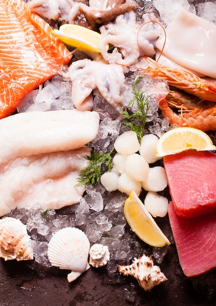 Mariscos en el hielo, vista superior sobre el fondo de piedra marrón