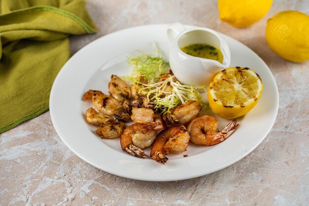 Mariscos y limón en un plato blanco de filete de salmón fresco con comida