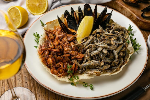 Mariscos con limones en una mesa de madera