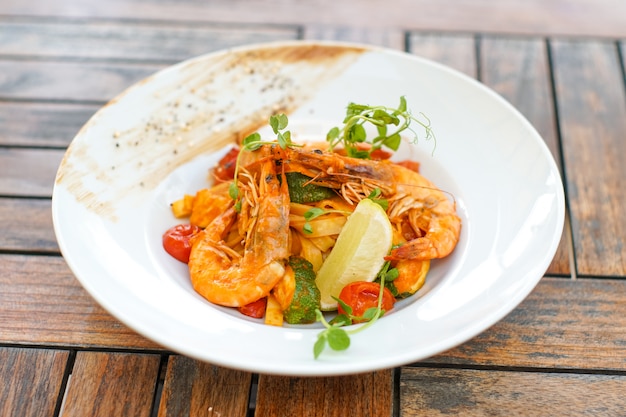 Mariscos en una mesa de restaurante