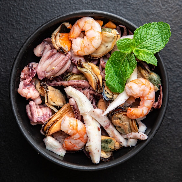 Mariscos mezcla fresca camarón calamar mejillón rapan pulpo porción comida bocadillo en la mesa
