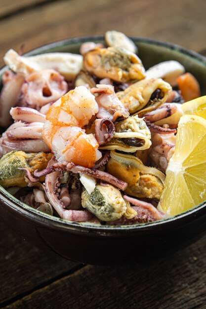 Mariscos mezcla fresca camarón calamar mejillón rapan pulpo porción comida bocadillo en la mesa