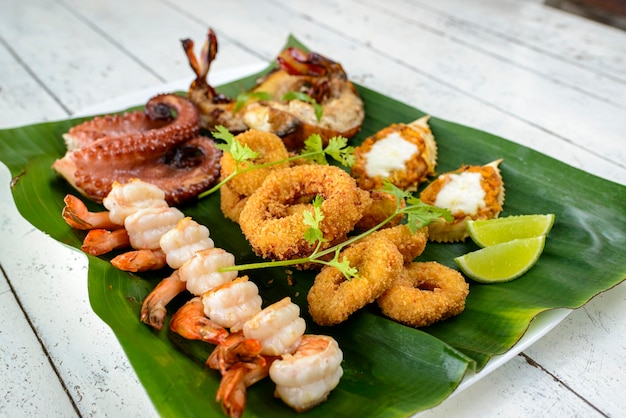 Mariscos Mixtos Al Horno Con Langostinos Calamares Pulpo Langosta Y Cangrejo En Hoja De Plátano Gastronomía Brasileña