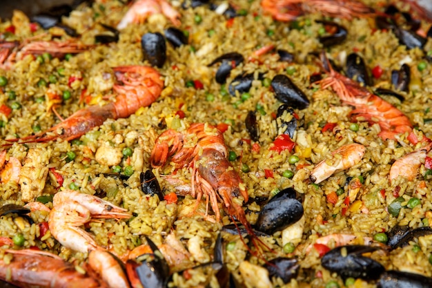 Mariscos. Paella de arroz, cigalas, mejillones, calamares, gambas