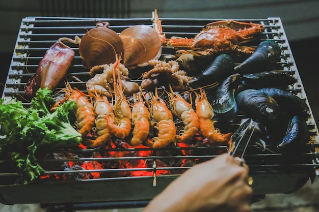 Mariscos a la parrilla, comida callejera.