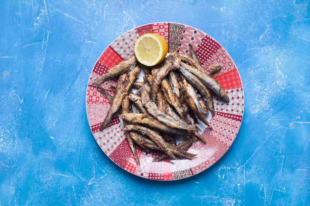 Mariscos. Pequeño pez de mar, anchoas fritas. Vista superior