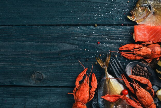 Mariscos Pescado Vomer langosta salmón Sobre un fondo de madera Vista superior Espacio libre para texto