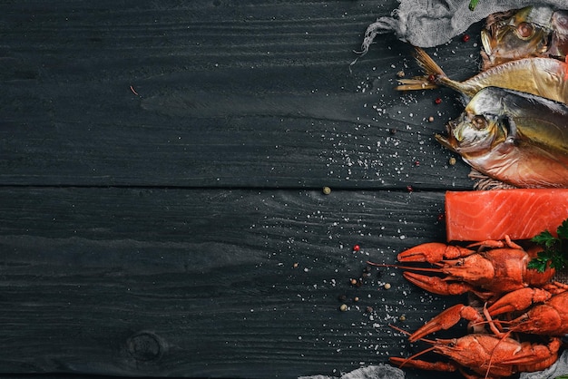 Foto mariscos pescado vomer langosta salmón sobre un fondo de madera vista superior espacio libre para texto