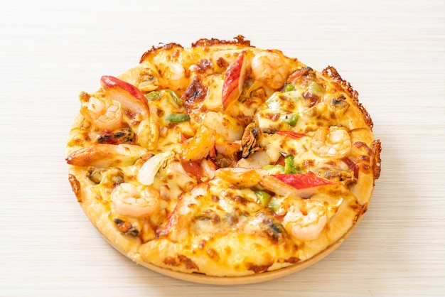 Mariscos pizza en la bandeja de madera