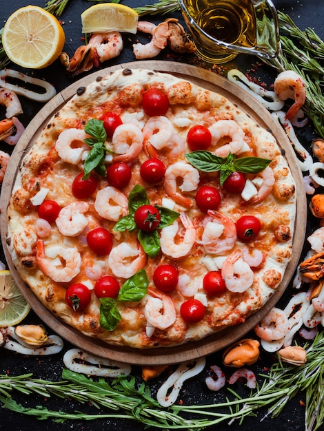 Foto mariscos pizza tomate camarones comida mediterránea