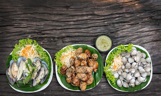 Mariscos en un plato y listo para servir en mesa de madera