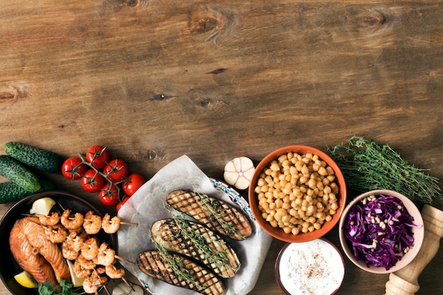 Mariscos preparados e ingredientes para cocinar.