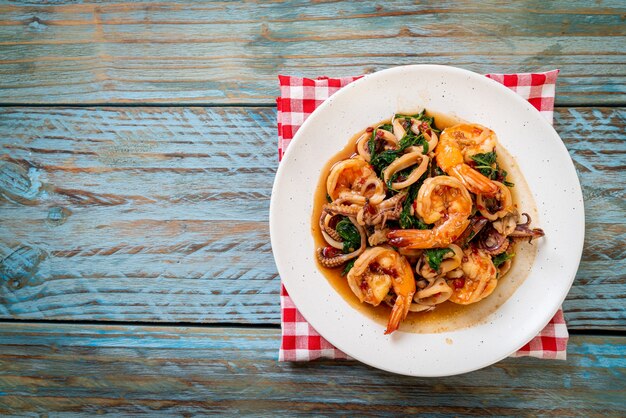 mariscos salteados con albahaca tailandesa