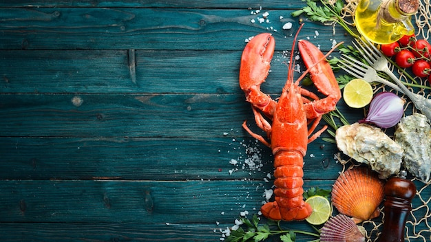 Mariscos sobre un fondo azul. Langosta. Vista superior. Espacio de copia libre.