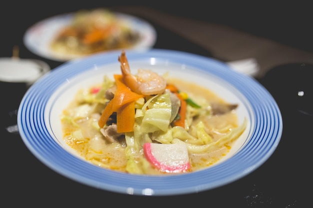 Mariscos Udon Fideos japoneses en restaurante japonés