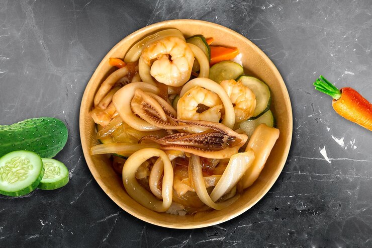mariscos udon pulpo frito camarón calamar anillos con arroz zanahoria pepino repollo verduras