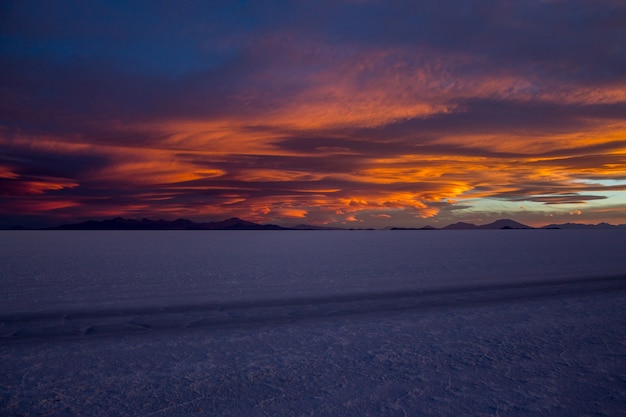 Marisma de Uyuni en Bolivia hermosas vistas atardeceres y amaneceres